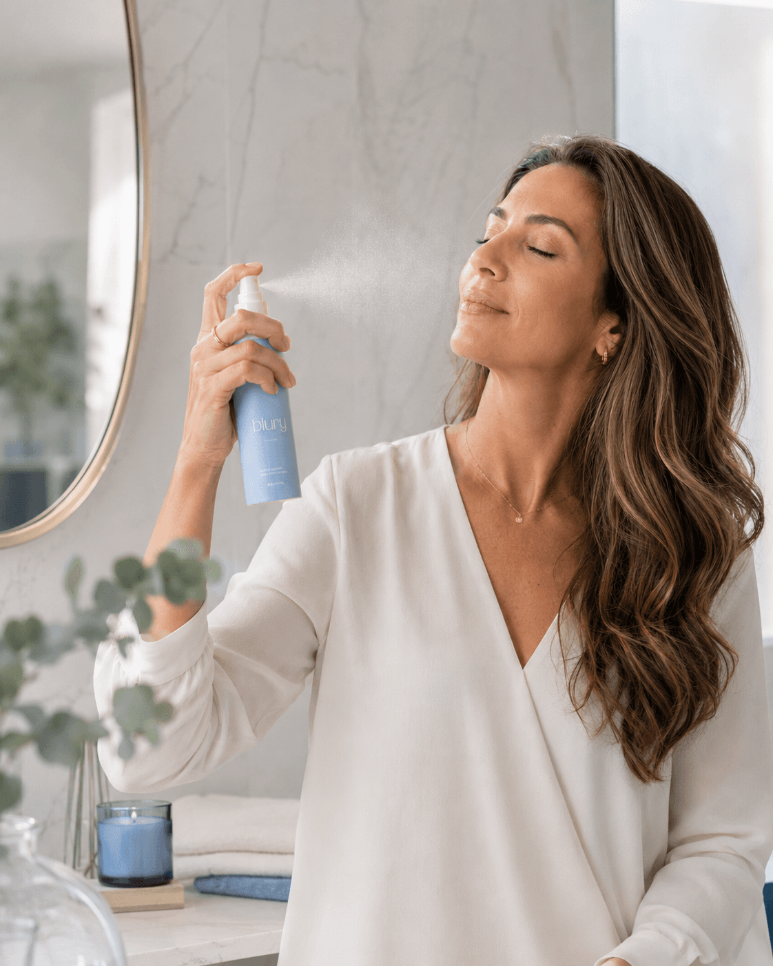 Modelo aplicando o spray Blury